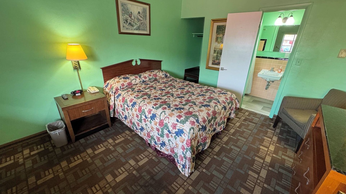 Columbus Hotel | Private Room on Main Near Bexley - 33