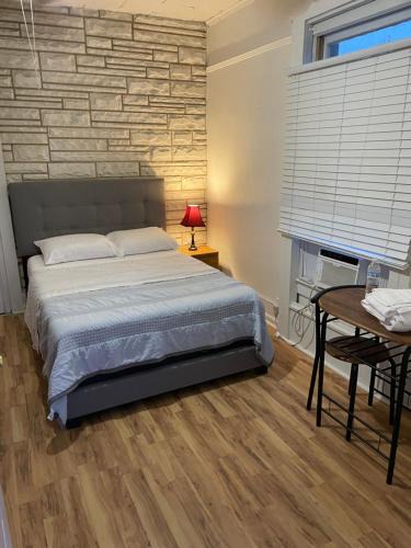 Garfield House | PRIVATE ROOM ON TAYLOR FULL KITCHEN and BATHROOM shared ARTS RooSEVELT ROW CONVENTION CENTER STADIUMS ASU DOWNTOWN PHOENIX