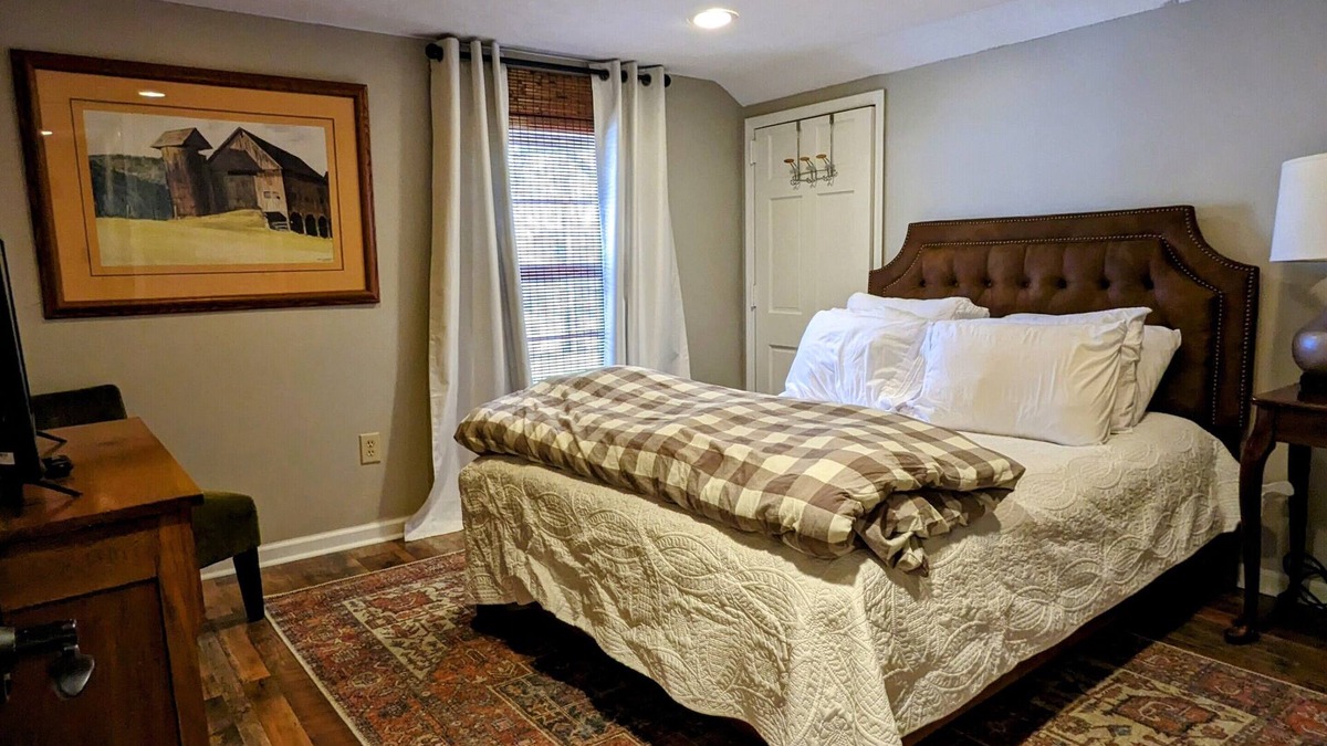 Buena Vista Hotel | Private room with a queen bed at The Town House Inn