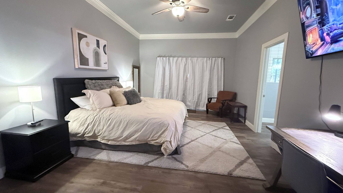 Dreamhill Estates House | Private Room with Private Bathroom in Shared Home – Near Downtown & Hospital