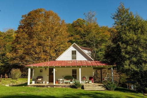 Trade House | Private Rustic Farmhouse - 105 Quiet Acres