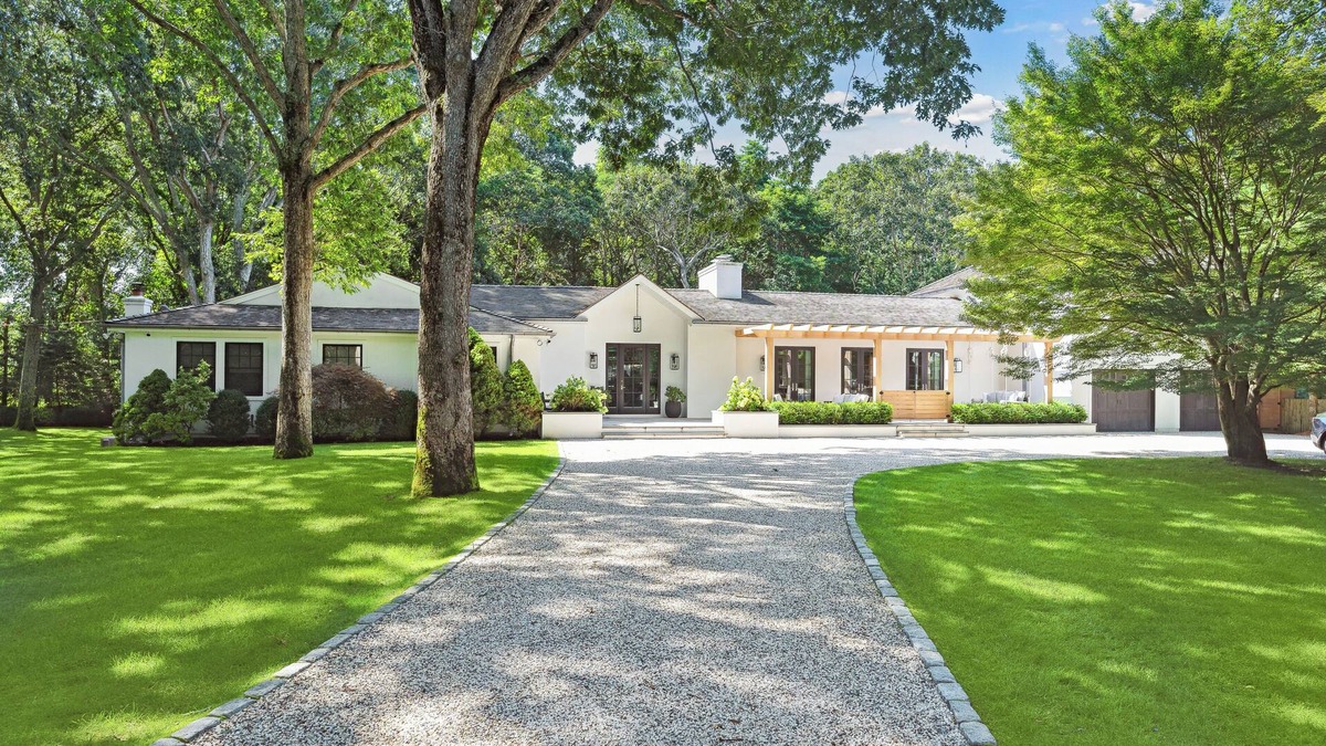 North Haven House | Private Sag Harbor estate on expansive property with sprawling manicured lawns