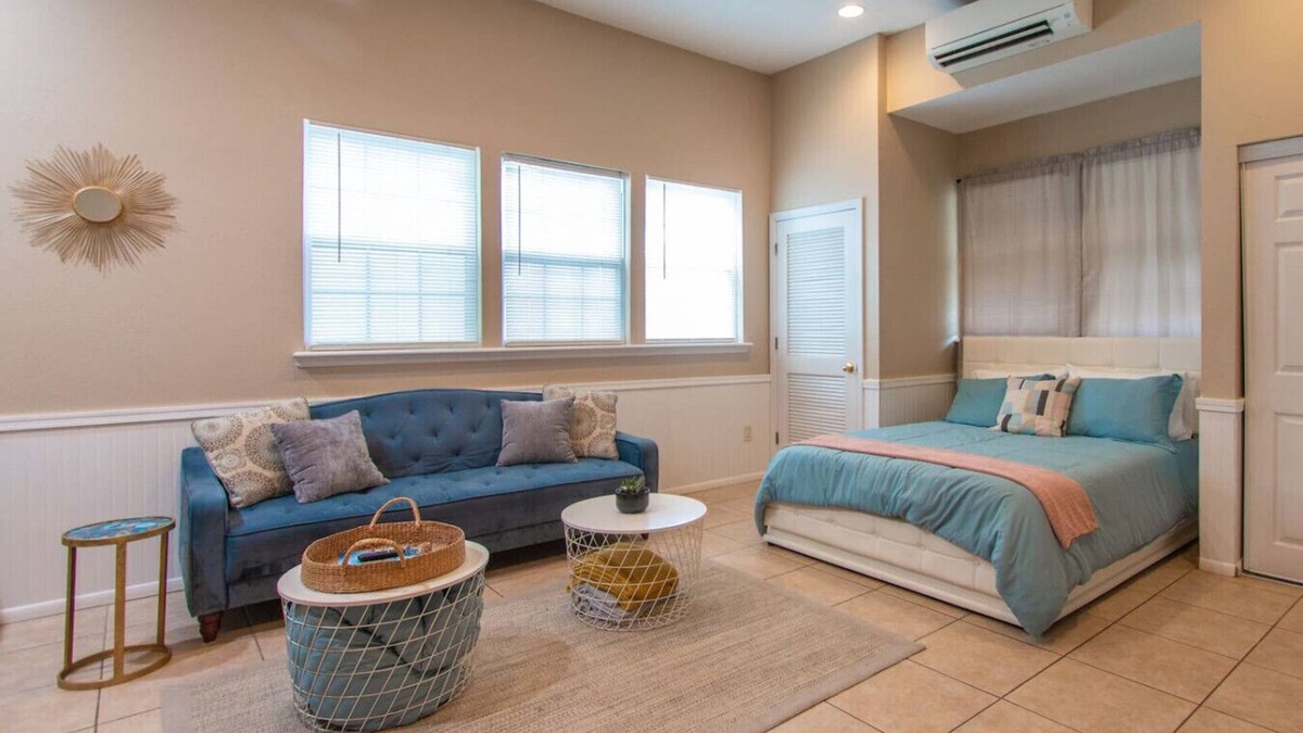 San Marco House | Private San Marco Studio – Walk to River, Dining & Shops