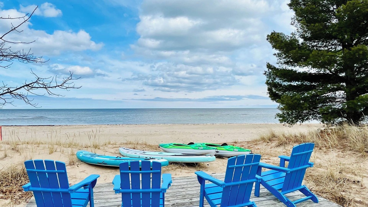 Oscoda House | Private Sandy Beach-Beach Volleyball-Game Room-Fire pit