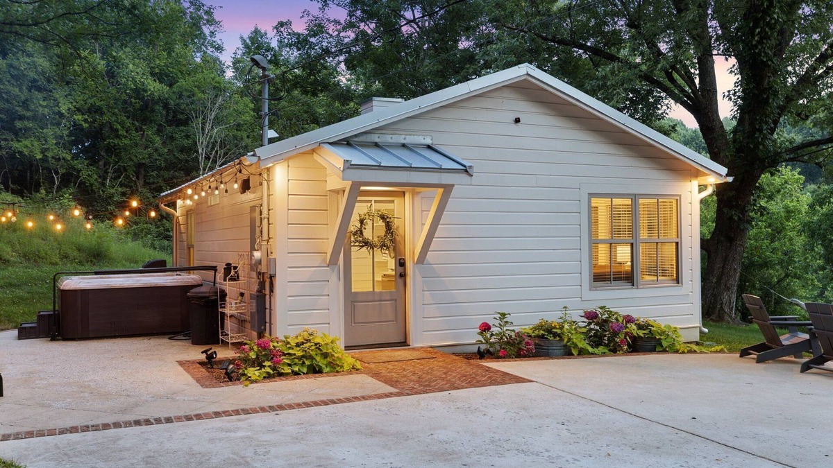 Thompson's Station Cottage | *PRIVATE*Sanitized Cottage w/HOT TUB *1 acre*sleeps 4