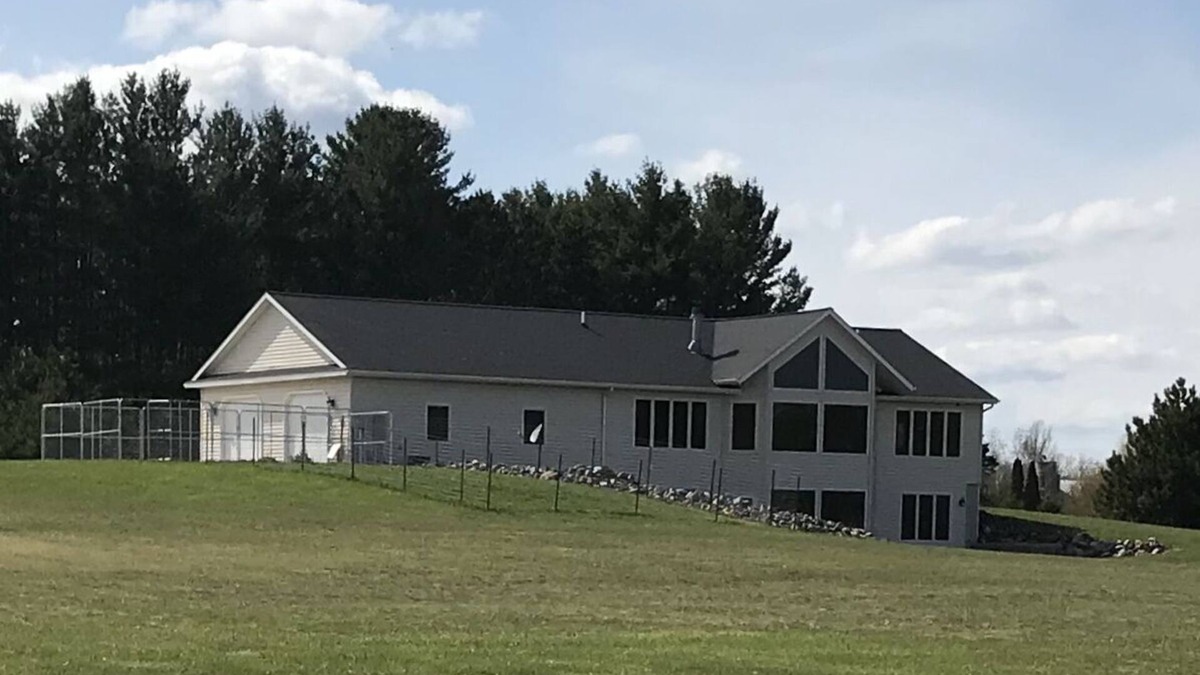 Harrison House | Private, secluded. Located at the Gateway to the North in Harrison, Michigan.
