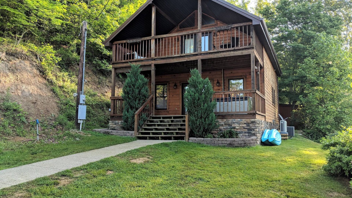 Louisa Cabin | Private & Secluded Yatesville Lake Cabin Rental, Lakeview, Wifi, Kayaks, Arcade!