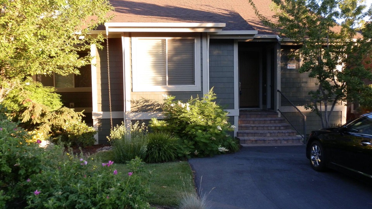 Redmond House | Private, serene, & supremely comfortable…and dog friendly too!