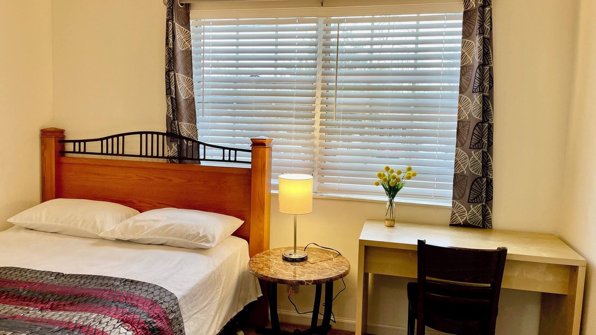 Four Corners House | Private Single room next to Airport and Lake