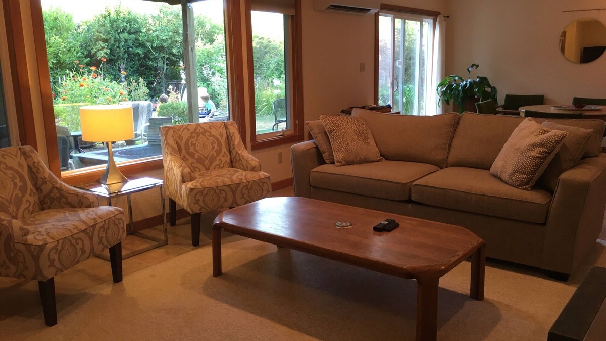 Corvallis House | Private, spacious, 2 bedroom, 1 bath, full kitchen, peaceful garden close to OSU