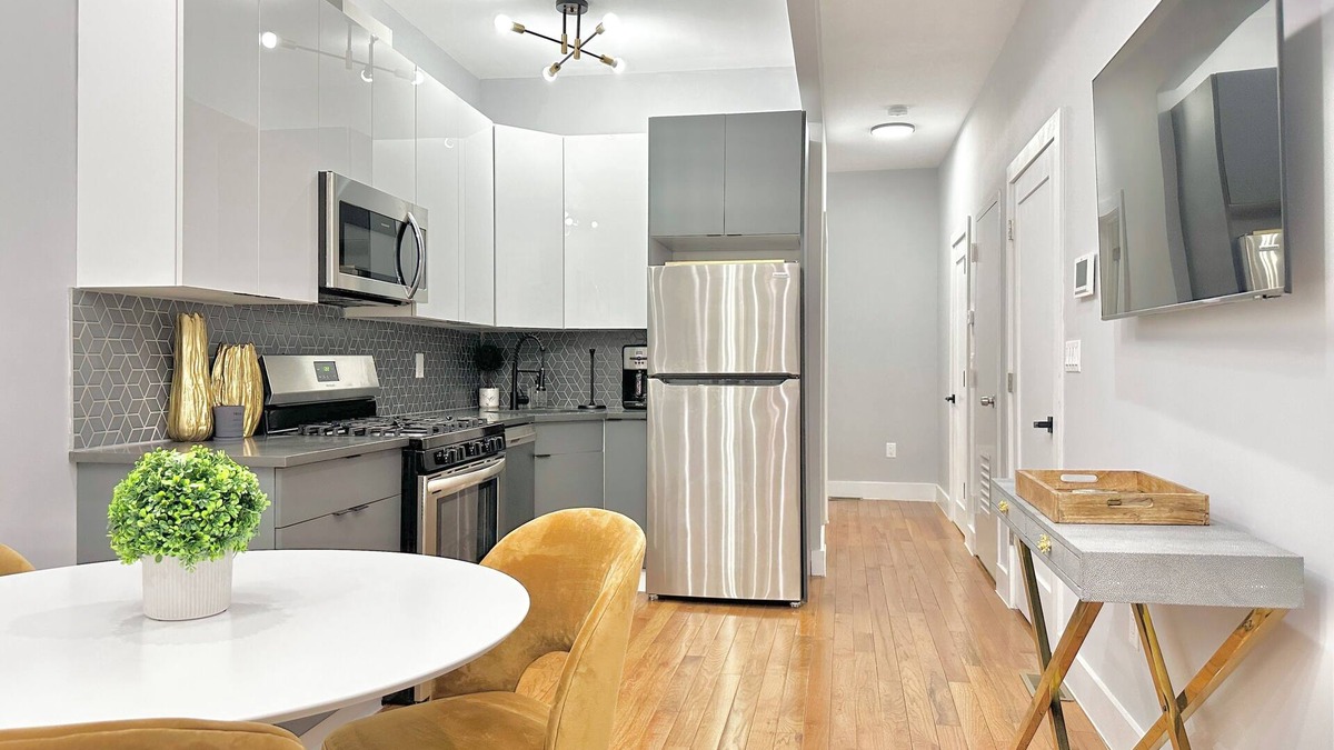 Mott Haven Apartment | Private Spacious 4beds/WD Townhouse mins to NYC Center w/Wifi and Central AC