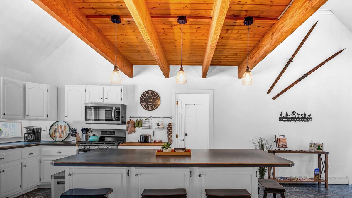North Conway House | Private & Spacious 4BR - Firepit Area, AC, Games, Kids Loft, and Next to Trails!
