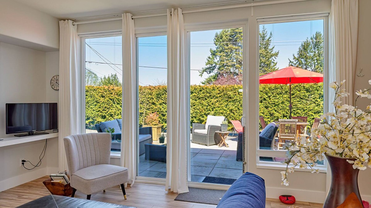 Regional District of Nanaimo House | Private! Spacious 1-BDRM Guesthouse steps from the beach in the Heart of QB!