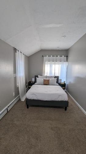 Holbrook Apartment | Private, Spacious & Comfy 1 bedroom Entire Suite With Separate Entry & Free Parking