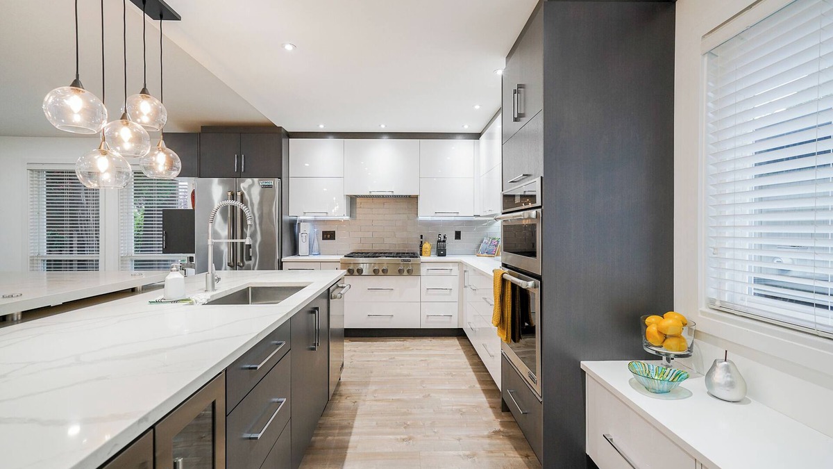 Delta House | Private Spacious Home - Cozy living in Urban Oasis