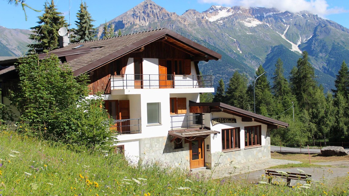 Sauze d'Oulx Ski Chalet | Private spacious Chalet set at the foot of the mountain trails in Sauze D'Oulx