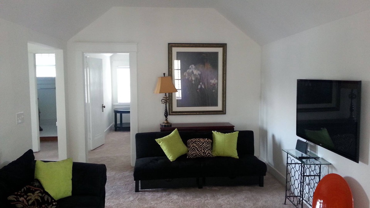 Hillsboro West End House | Private, Spacious Upstairs House In Vanderbilt/Hillsboro Village Neighborhood