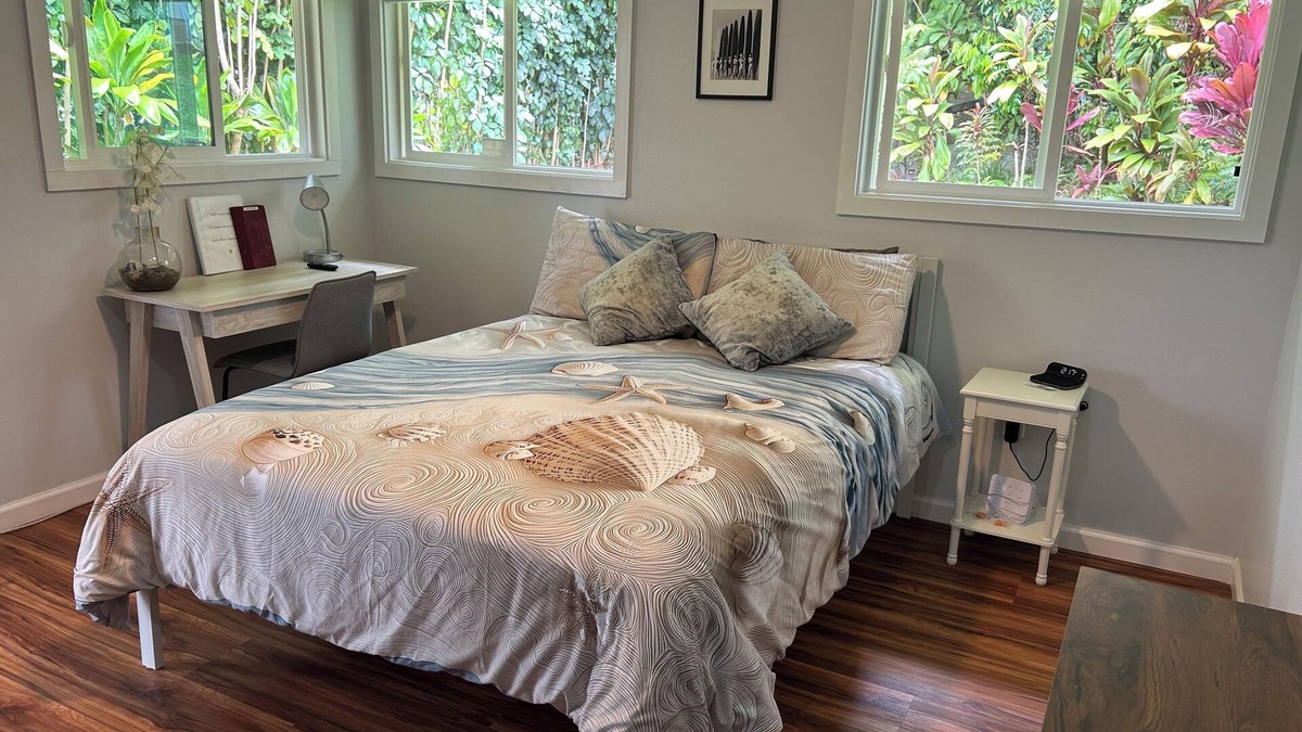 Hakalau Apartment | Private Studio, 10 min walk to Hakalau Beach, Hamakau Coast. 15 min to Honoli'i