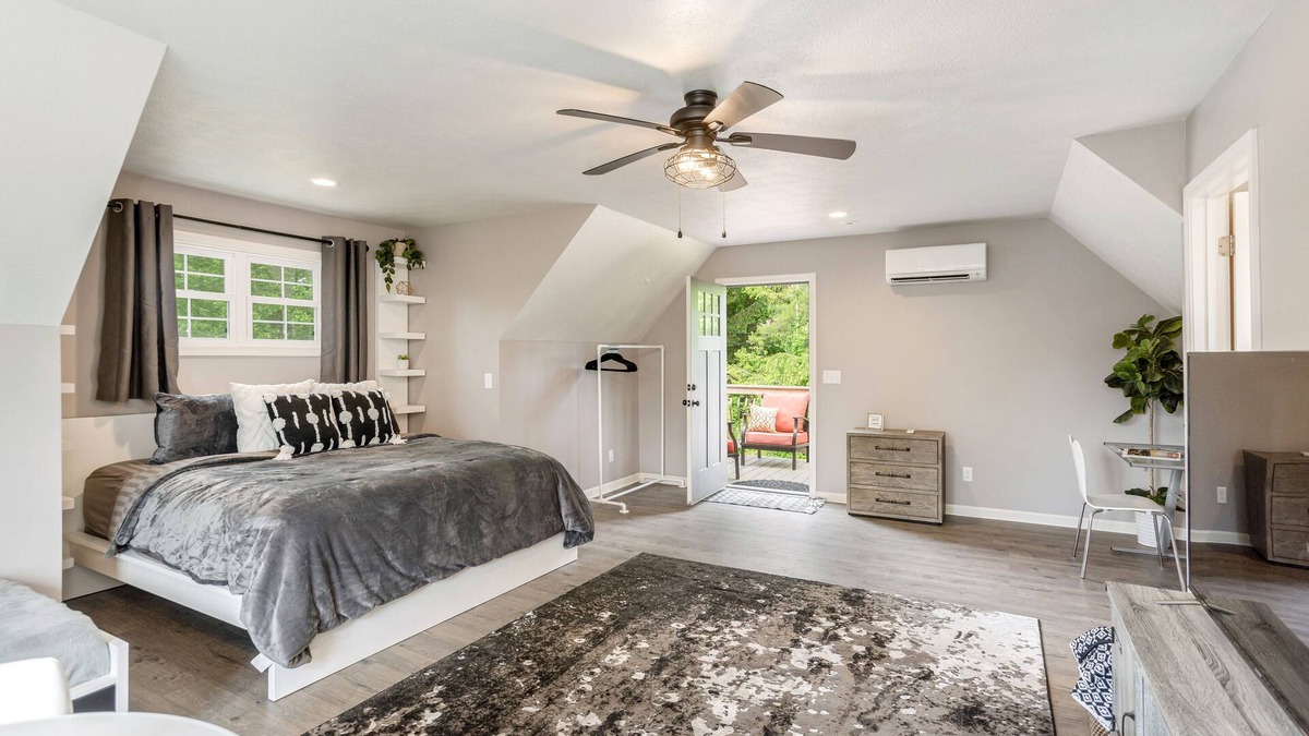 Druid Hills Apartment | Private Studio Above Garage w/Hot tub Only 1 Mile to Downtown Hendersonville
