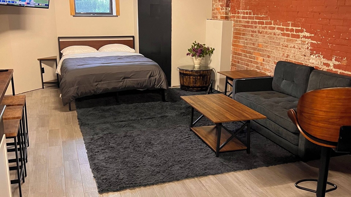 Midtown Apartment | Private Studio Apartment 2 Blocks from all arenas! Event Parking Included