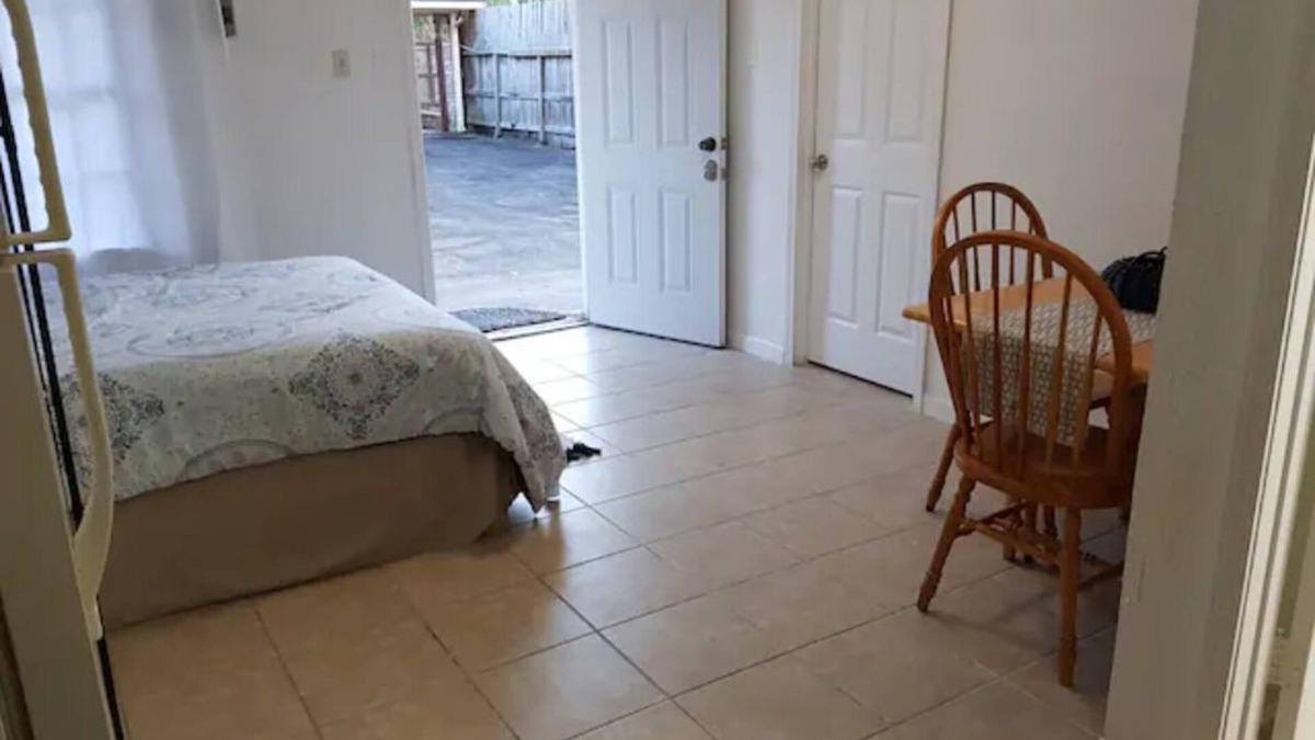 Brookhollow Apartment | Private studio apartment with full kitchen & bath