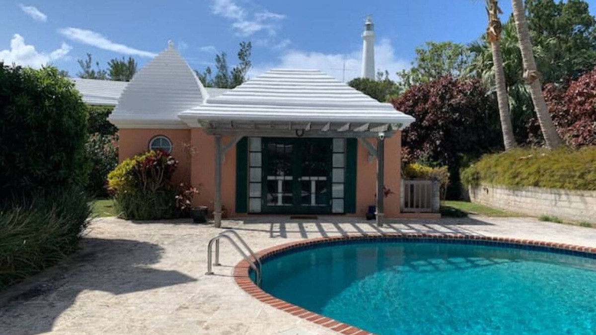 Southampton Cottage | Private studio cottage with pool near beaches