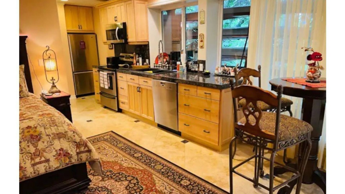 Mercer Island Apartment | Private studio, gated house, Seattle-Bellevue.