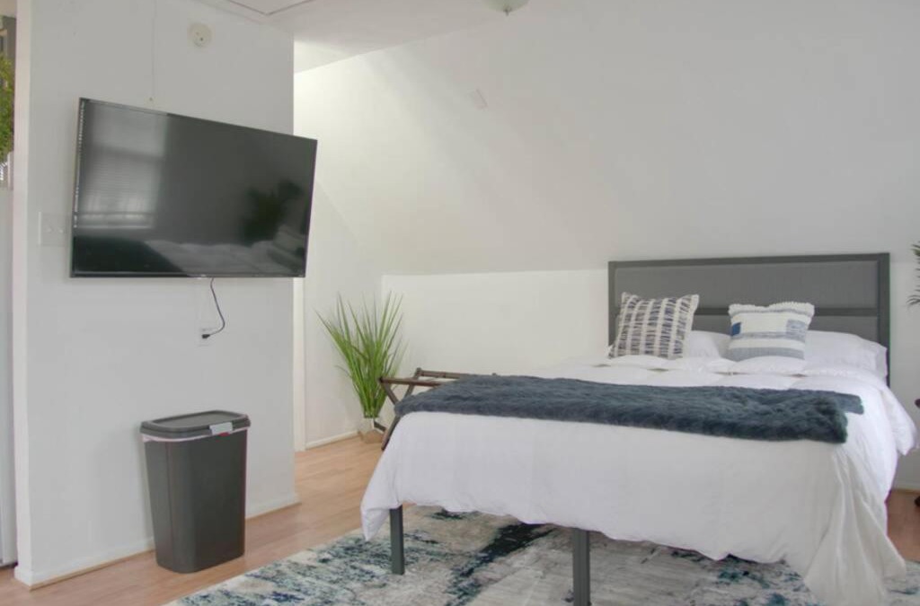 South Central Houston Apartment | Private Studio Getaway near Museum District