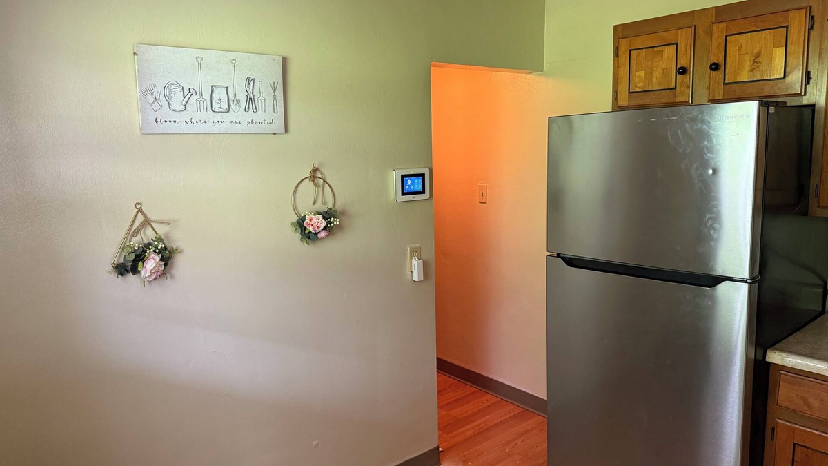 Marshall-Shadeland Apartment | Private Studio Wi-Fi & Streaming