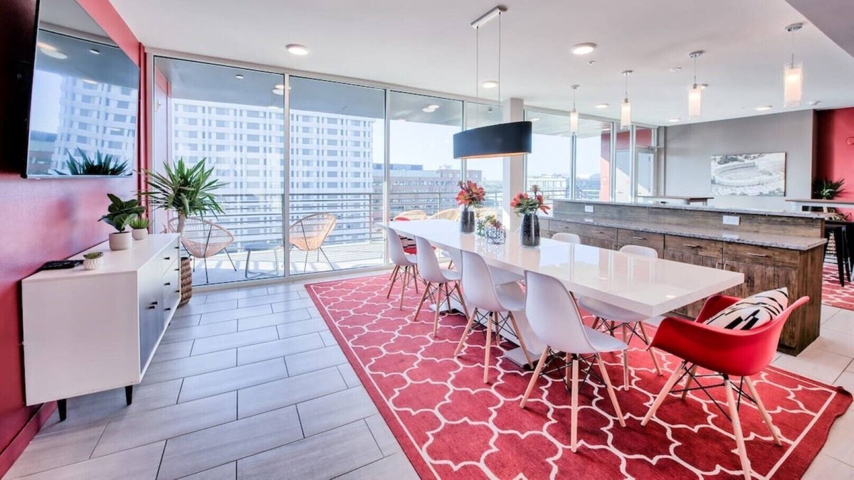 University District House | ✨Private Studio with Laundry Room⏺️Parking🚗Fitness Gym💪| Extended Stay Ready✨