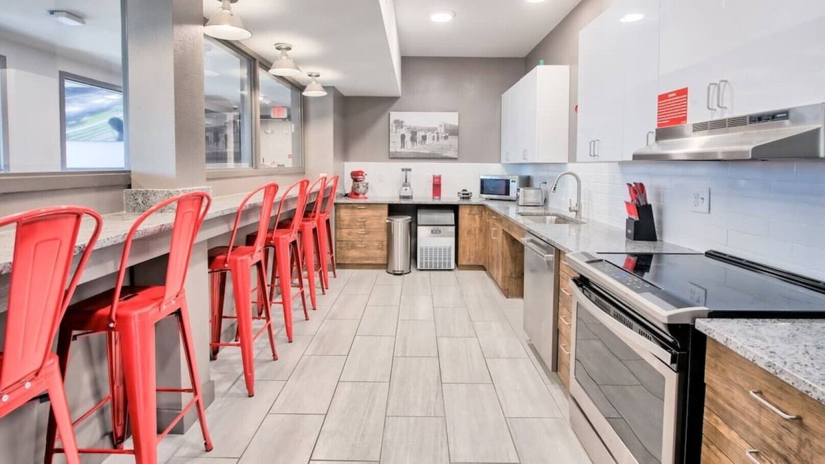 University District House | ✨Private Studio with Laundry Room⏺️Parking🚗Fitness Gym💪| Extended Stay Ready✨