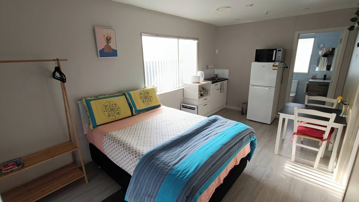 Auckland Apartment | Private Studio with self check-in, Ensuite, Kitchenette and WiFi