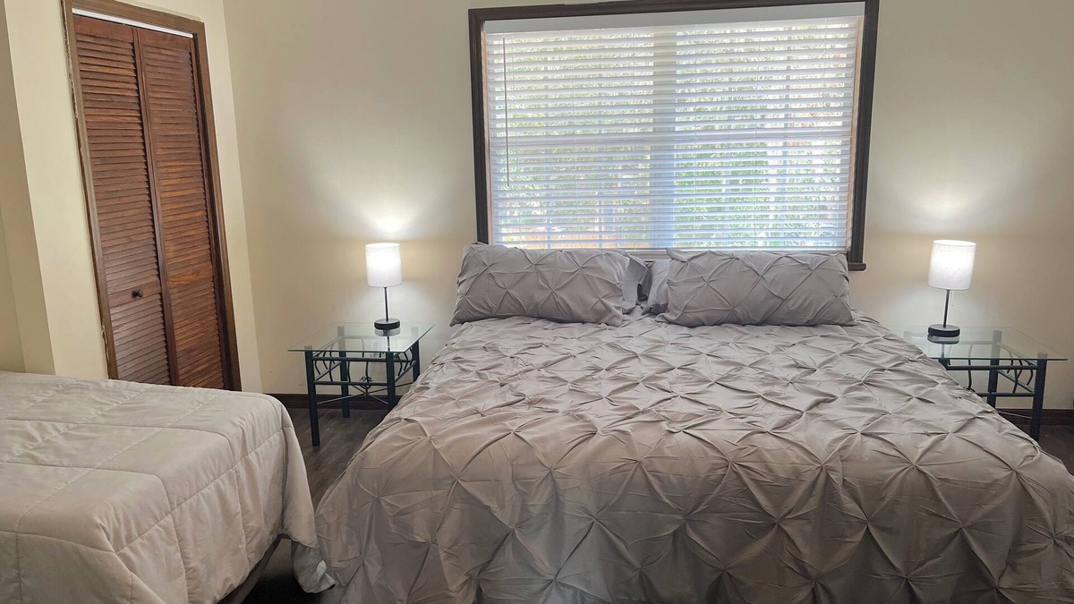 Leesburg Bed & Breakfast | Private suite 3 BR 1 BA with pool, balcony, boat parking