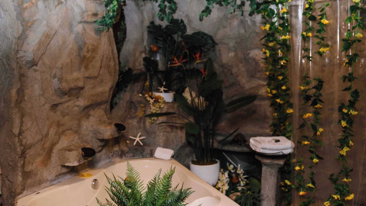 American Fork Bed & Breakfast | Private Suite AirJet Tub & Waterfall Shower, Cove Themed