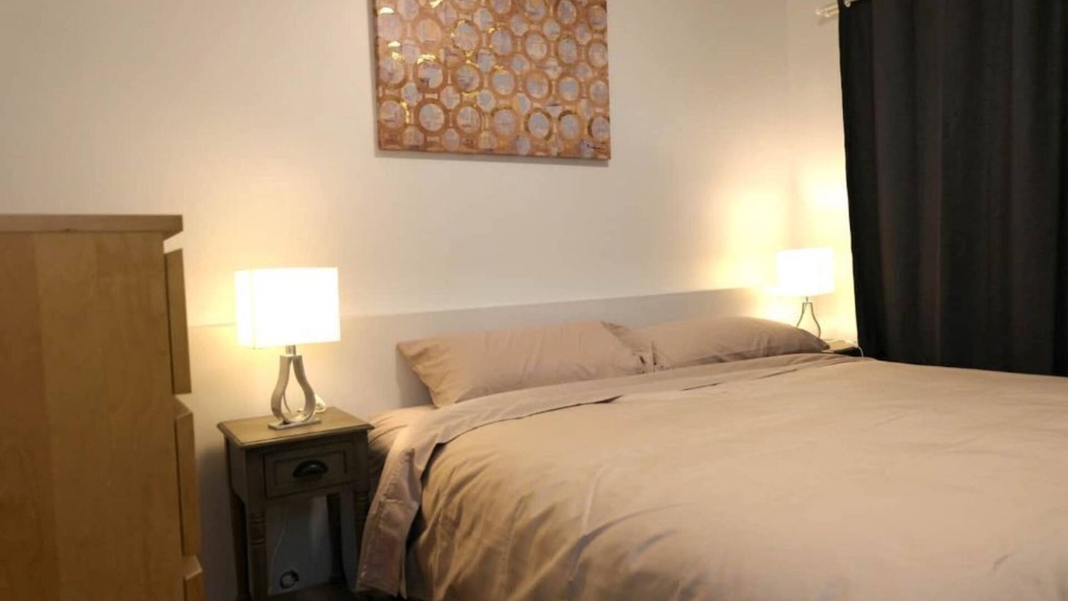 Sappertown Bed & Breakfast | Private Suite! Convenient location for Commuters, Essential Workers and Trades!
