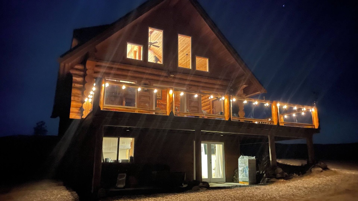 Kamloops Cabin | Private suite in a beautiful log home with stunning lake/mountain/desert views