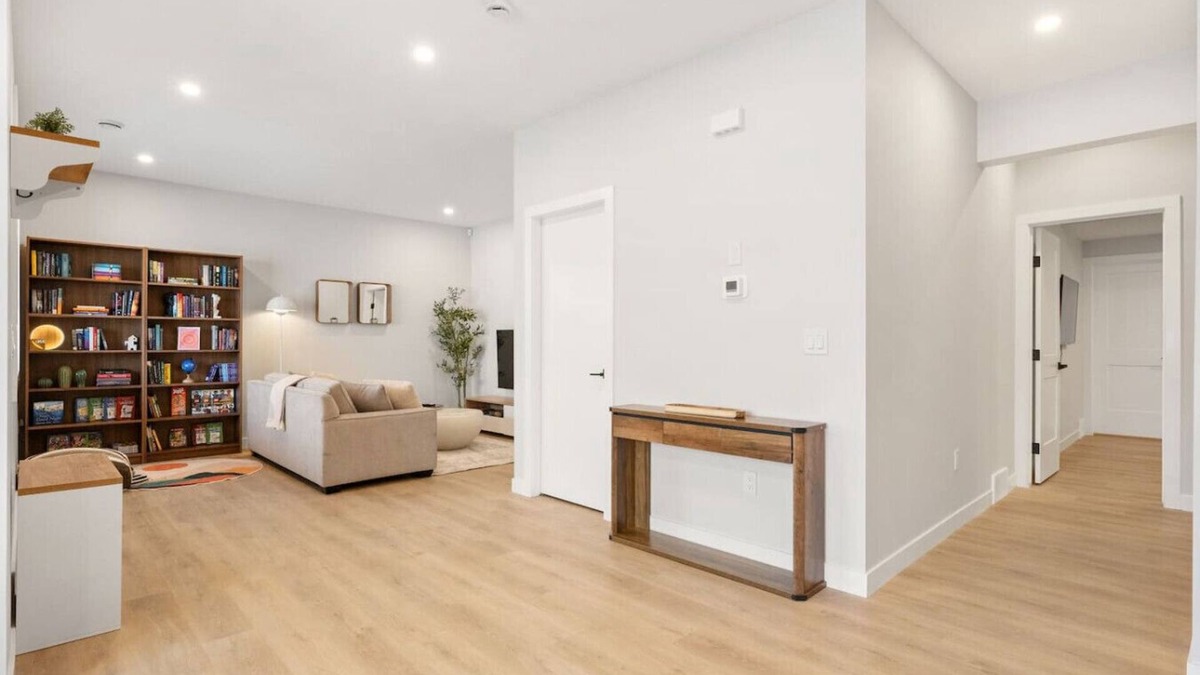Chestermere House | Private Suite » Near Canal » AC » King Bed/w TV