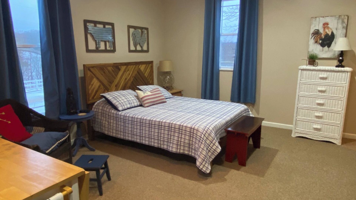West Liberty House | Private Suite on Eastern Kentucky Farm with Indoor Pickleball Court