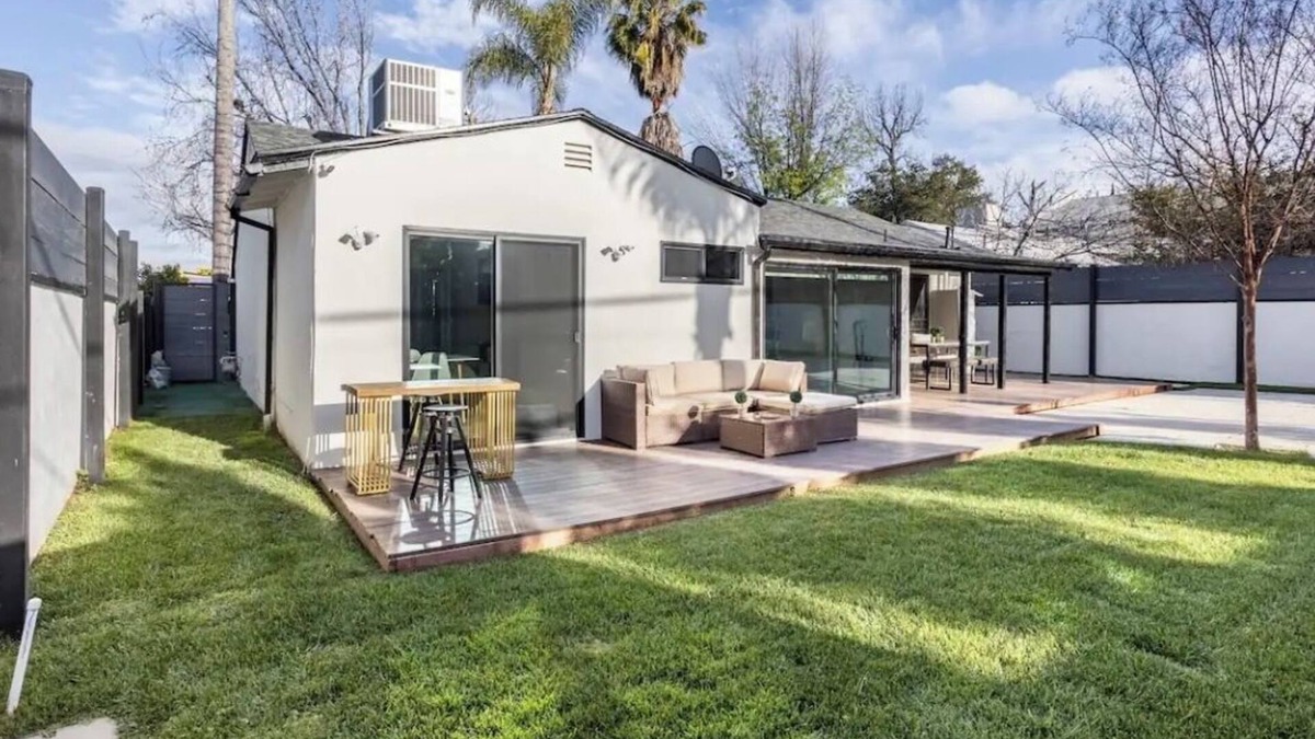 Tarzana House | Private suite, remodeled, private entrance minutes to all beaches.