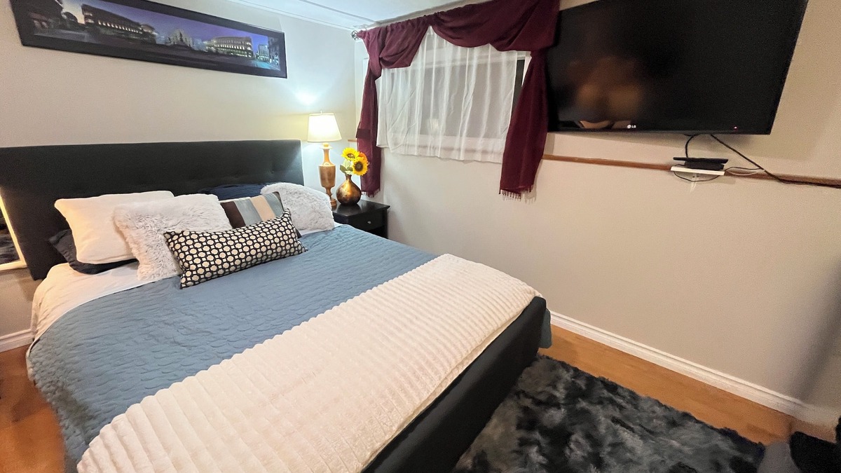 Regional District of Nanaimo Apartment | Private Suite w/Hot Tub | waterfall | 5 Min to Beach | 4 beds | long term stays
