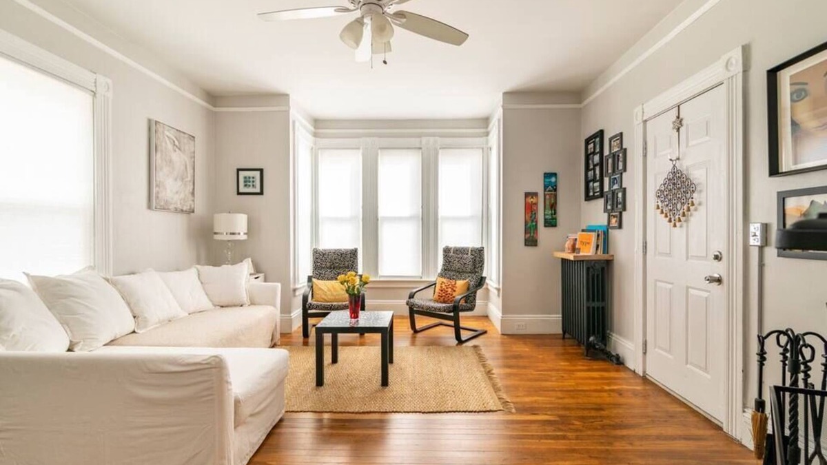 Smith Hill House | 👑☀️Private Sunny Room w/King Bed near Providence TrainSt