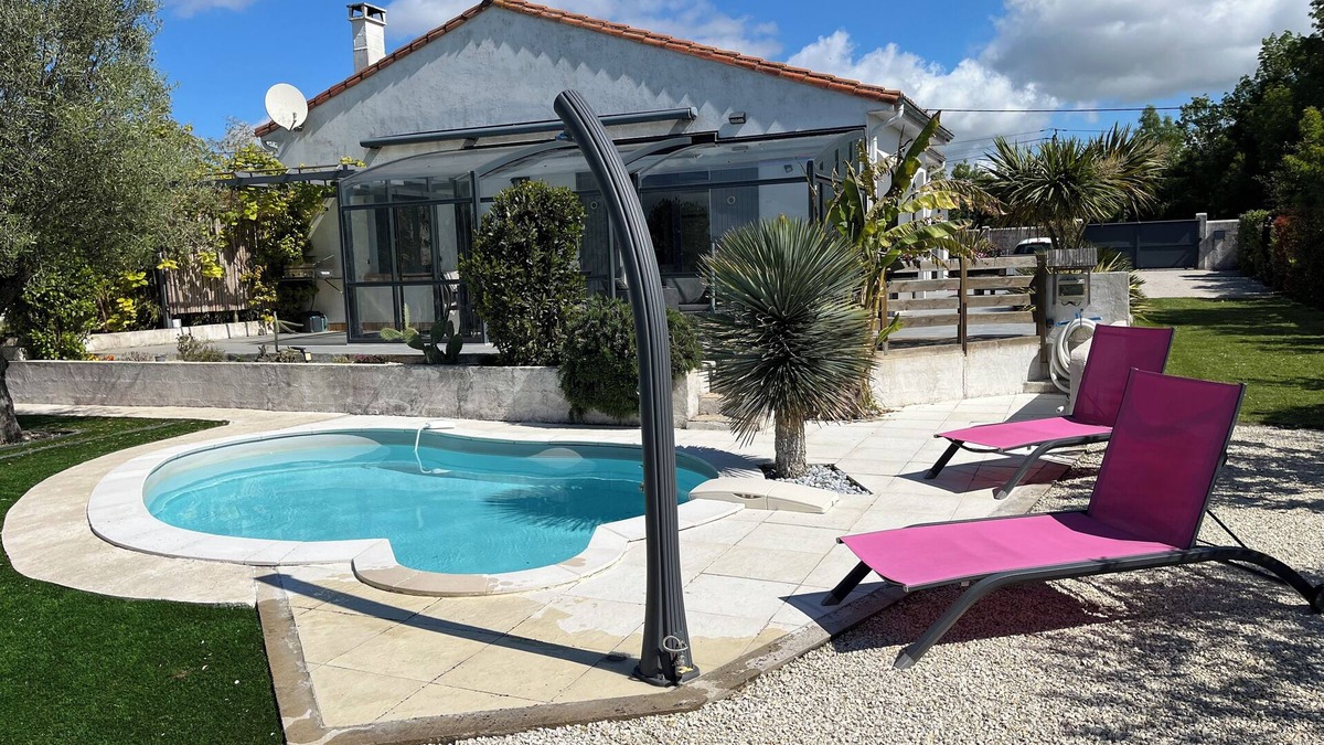 Meschers-sur-Gironde Villa | Private swimming pool, private pétanque court. Fully enclosed grounds.