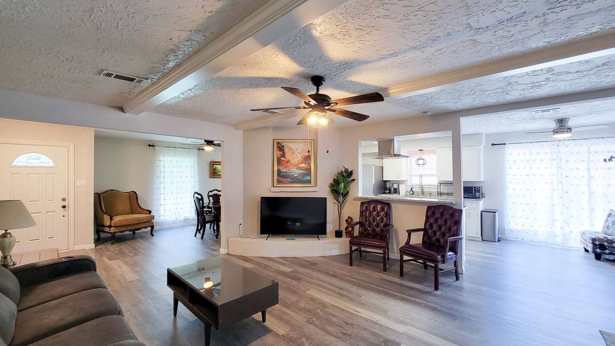 Meadows Place House | Private Swimming Pool ! 20 Mins to Downtown/MDC !