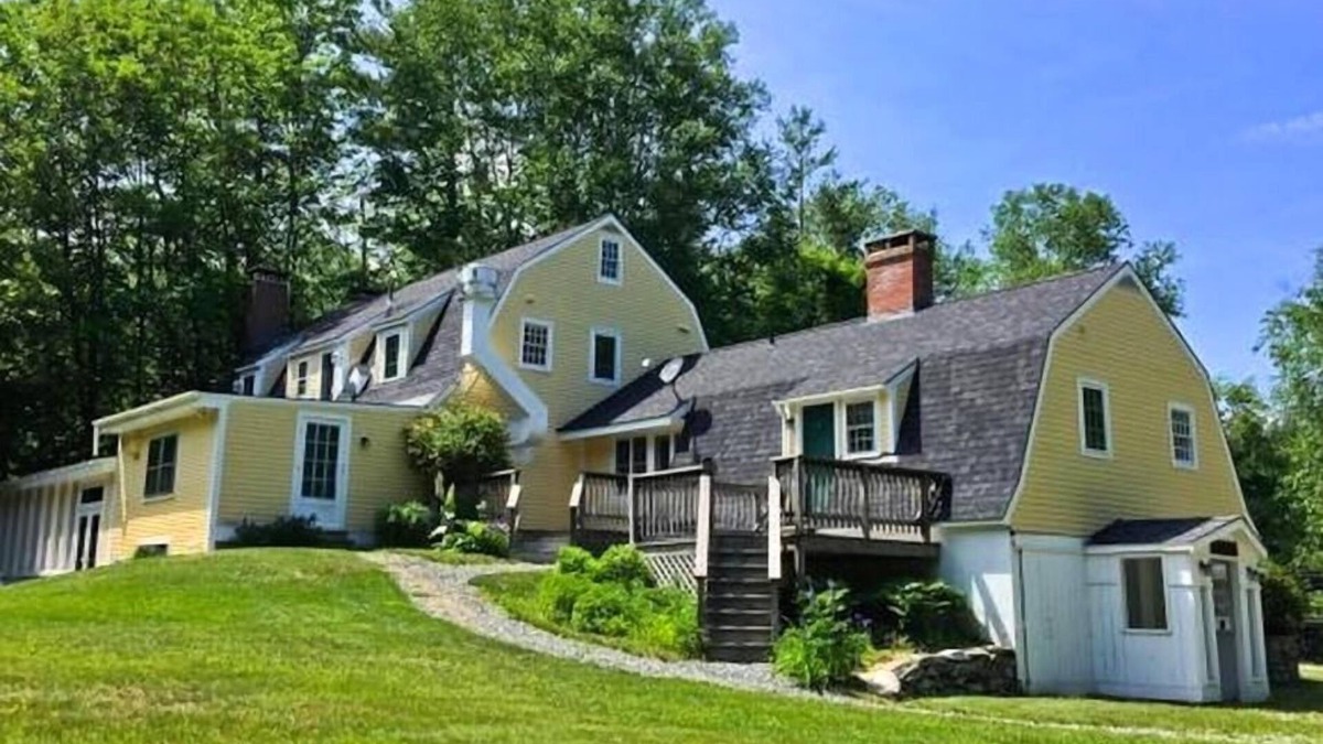 Londonderry House | Private Tavern, Hot Tub, 8-Fireplaces, Spa Baths, Fire Pit, Baths Ensuite - Shop or Ski!
