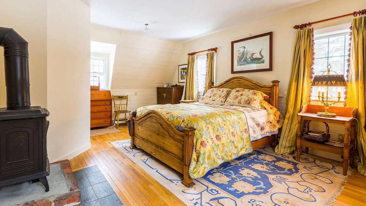 Londonderry House | Private Tavern, Hot Tub, 8-Fireplaces, Spa Baths, Fire Pit, Baths Ensuite - Shop or Ski!