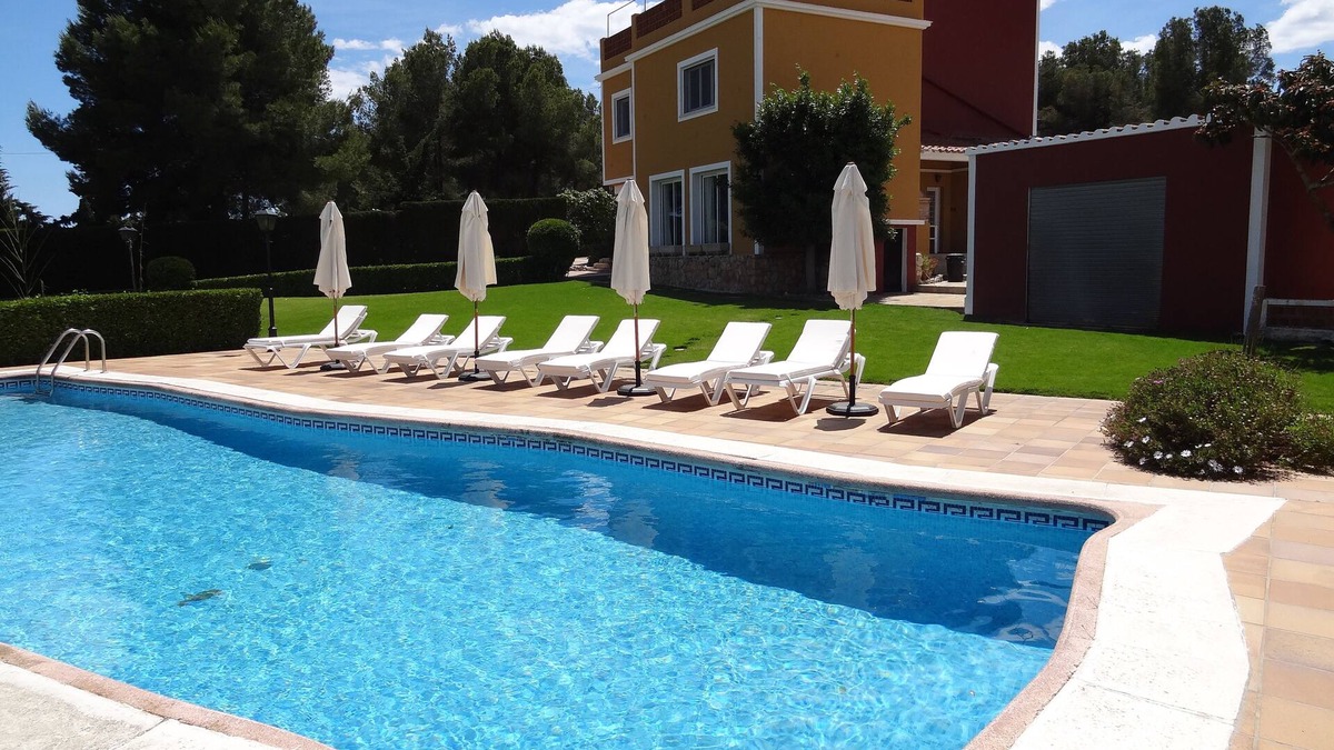 Cubelles Villa | Private Tennis-Voleyball-Basketball, Heated Pool, Sauna with Aromatherapy