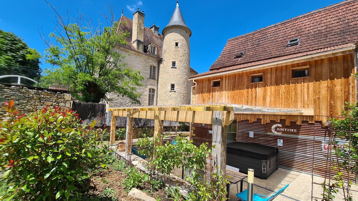 Daglan Apartment | Private terrace, jacuzzi and garden, with restaurants and shops on the doorstep.