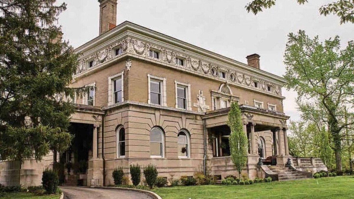Cincinnati House | Private Top Floor 4BR Suite at Marion Hall Mansion