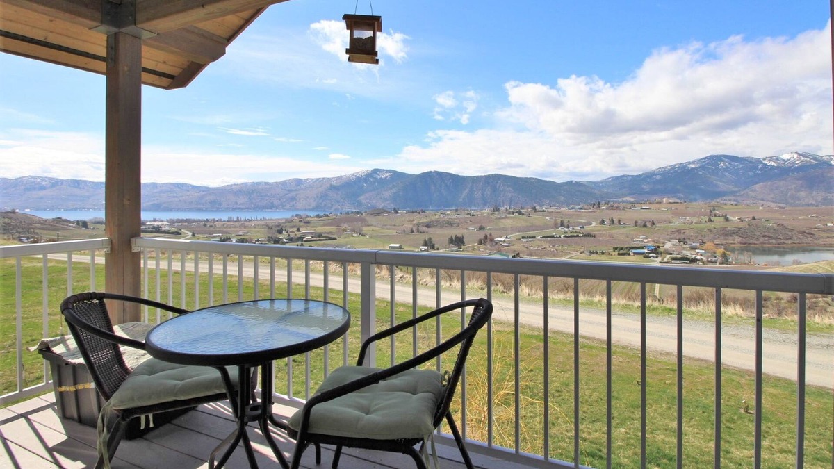 Manson House | Private, top floor loft w/ views of the valley & two lakes - dogs ok!