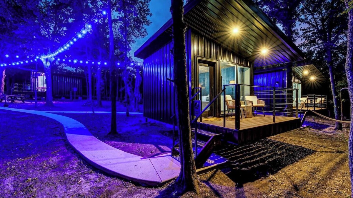 Alvord RV Rental | Private Treehouse Retreat | Sleeps 8 + Pickleball